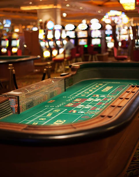 AduQ live dealer table at asik toto with professional dealer and player cards